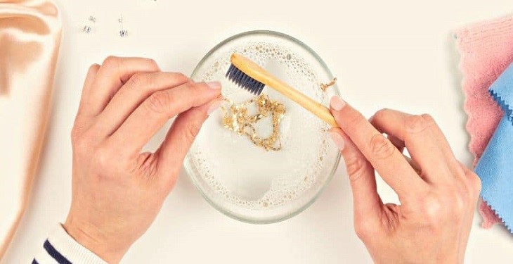 3 روش ساده برای تمیز کردن زنجیر طلا 2