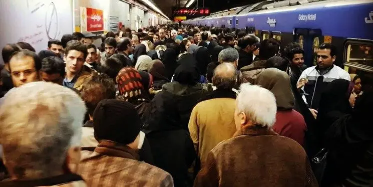 مسافران در مترو به دلیل کمبود جا دعوا می کنند 2