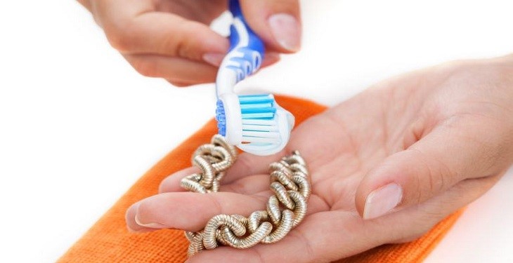 3 روش ساده برای تمیز کردن زنجیر طلا 3