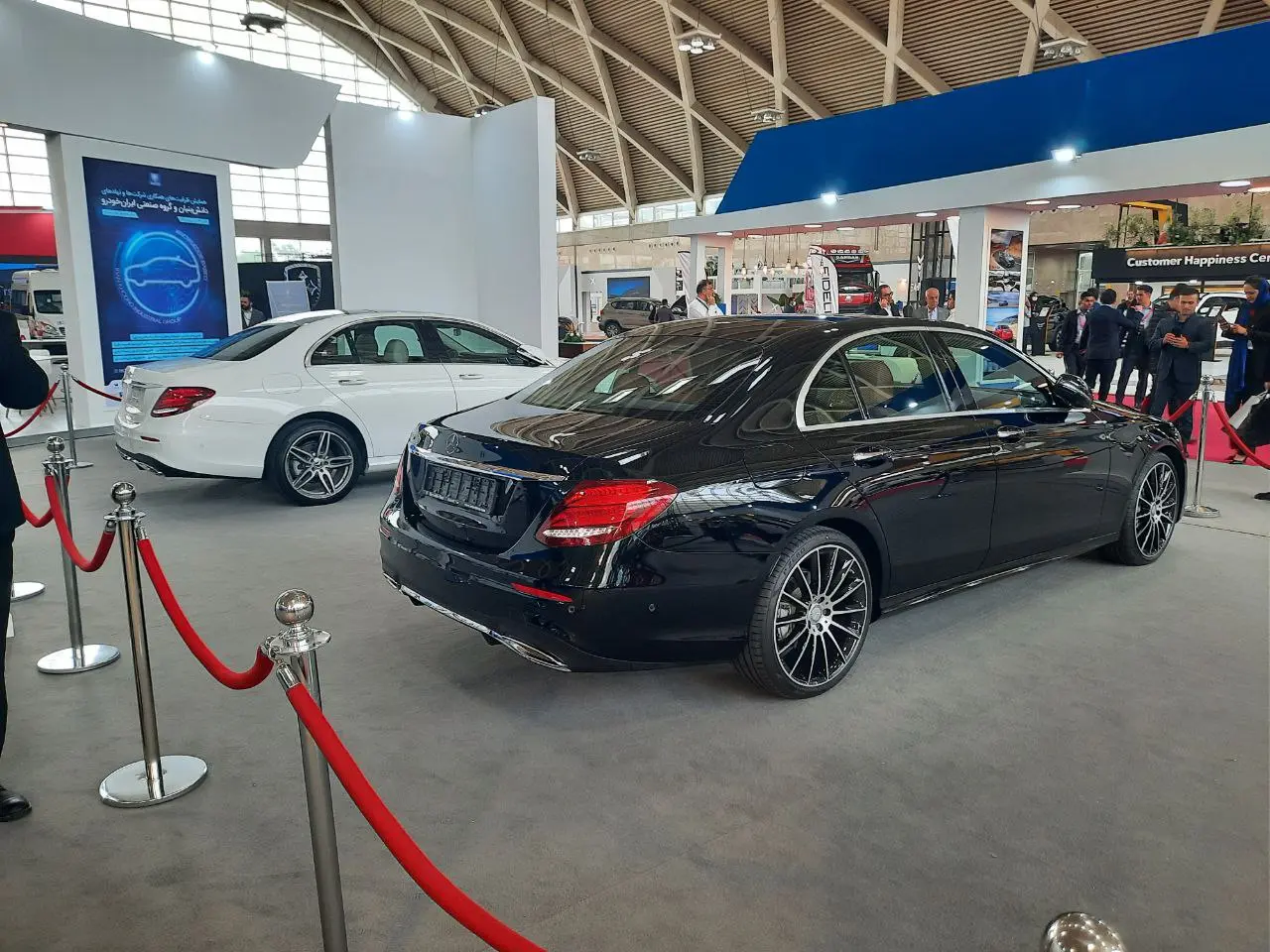 یک مهمان آلمانی خاص در نمایشگاه خودروی تهران + عکس 2