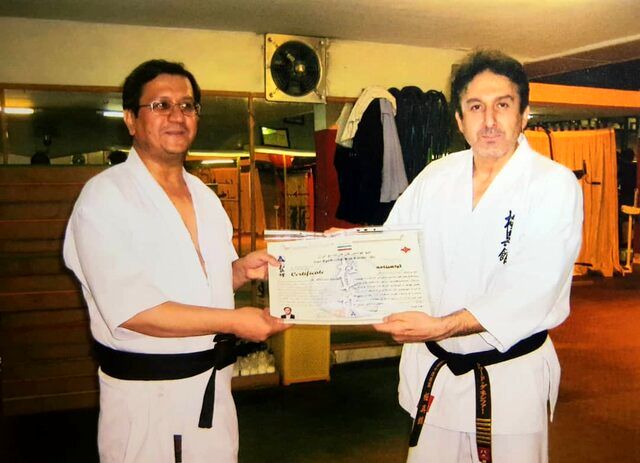 نامزد انتخاباتی را با لباس کاراته ببینید+عکس