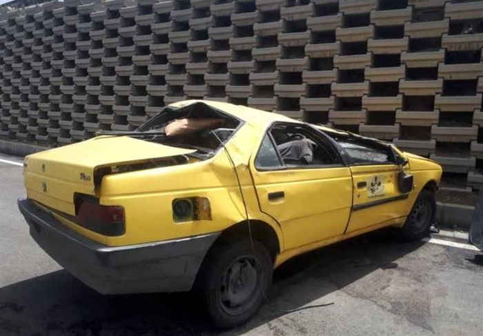 سقوط تاکسی در اتوبان آزادگان