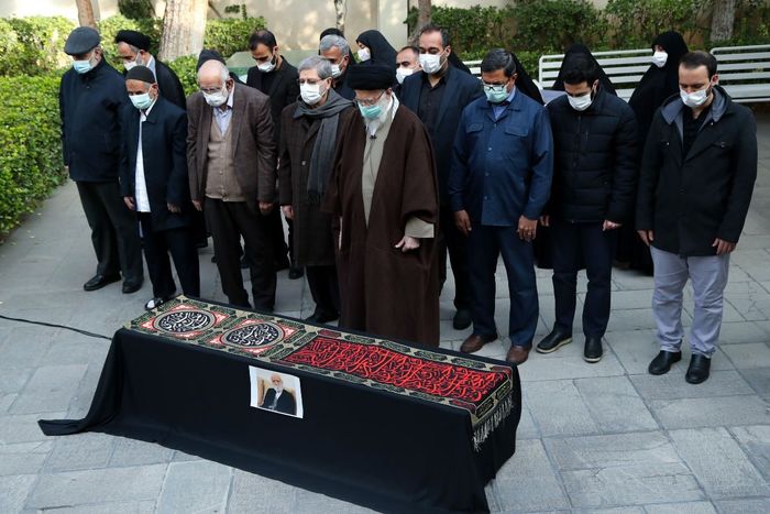 اقامه نماز رهبر انقلاب بر پیکر دکتر عباس شیبانی