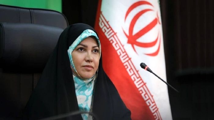 پیاده روها توسط مغازه داران اشغال شده است