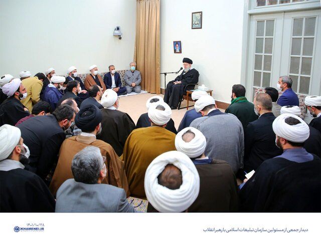 رهبر انقلاب: باید در زمینه تولید فکر نو و تبدیل آن به محصولات فاخر فعال شوید